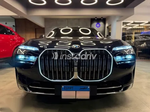 بي ام دبليو 740 2024 أزرق غامق مستعملة للبيع - 2