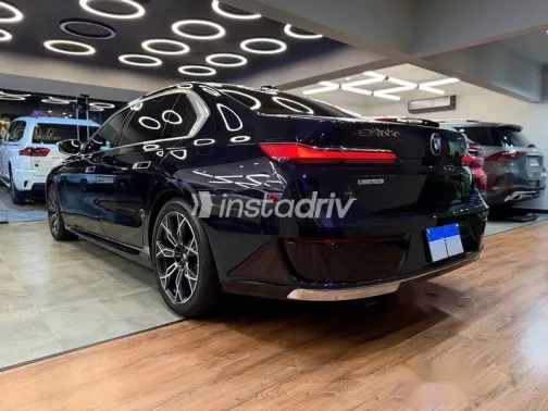 بي ام دبليو 740 2024 أزرق غامق مستعملة للبيع - 3