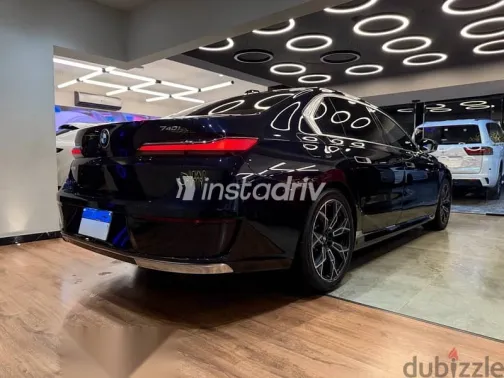 بي ام دبليو 740 2024 أزرق غامق مستعملة للبيع - 4