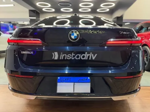 بي ام دبليو 740 2024 أزرق غامق مستعملة للبيع - 5