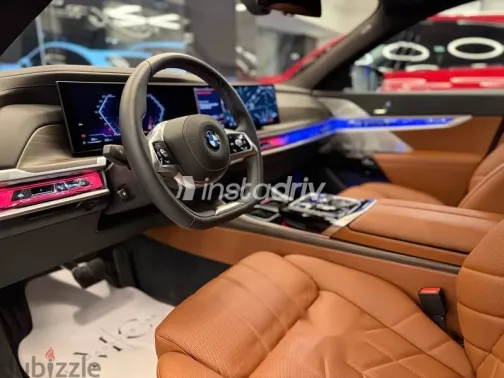 بي ام دبليو 740 2024 أزرق غامق مستعملة للبيع - 6