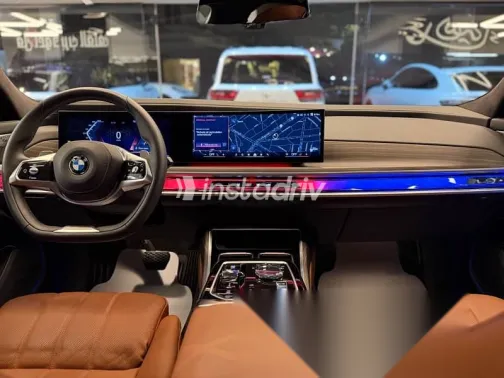 بي ام دبليو 740 2024 أزرق غامق مستعملة للبيع - 8