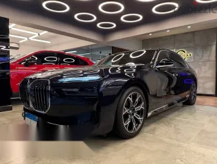 بي ام دبليو 740 2024 أزرق غامق مستعملة للبيع