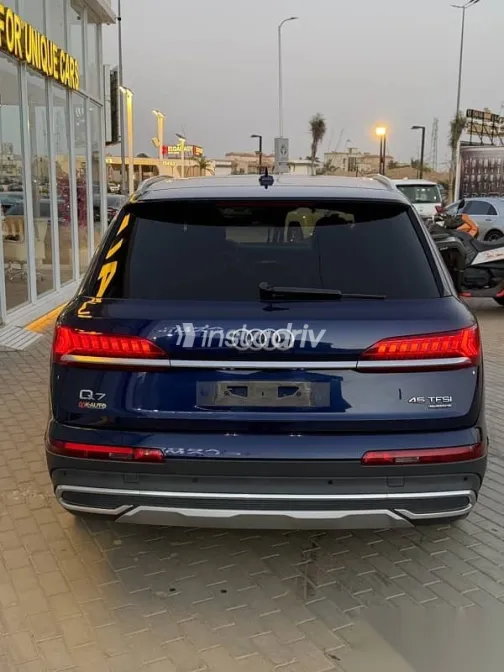 اودي Q7 2022 أزرق غامق مستعملة للبيع - 3