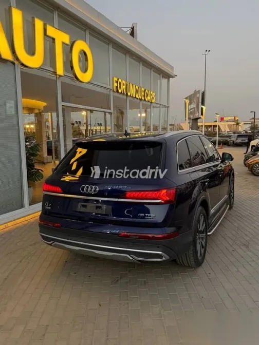 اودي Q7 2022 أزرق غامق مستعملة للبيع - 4