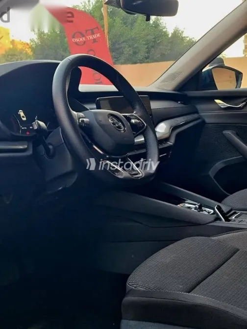 سكودا اوكتافيا 2021 أزرق غامق مستعملة للبيع - 7