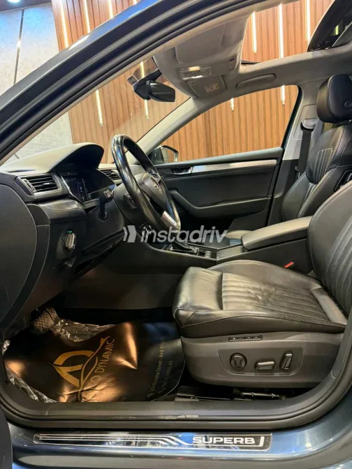 سكودا سوبيرب 2019 أبيض مستعملة للبيع - 1