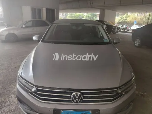 فولكس فاغن باسات 2022 فضي مستعملة للبيع - 1