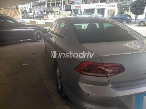 فولكس فاغن باسات 2022 فضي مستعملة للبيع - 4