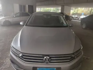 فولكس فاغن باسات 2022 فضي مستعملة للبيع