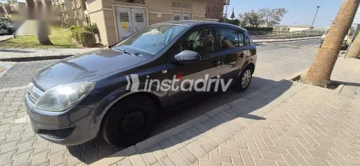 اوبل أسترا 2009 رمادي مستعملة للبيع - 2