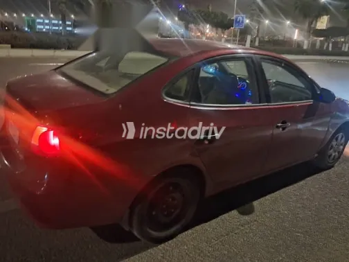 هيونداي إلنترا 2010 أحمر مستعملة للبيع - 2