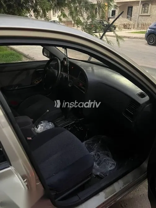 هيونداي افانتي 2000 ذهبي مستعملة للبيع - 1