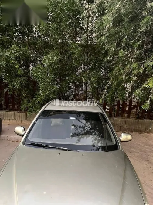 هيونداي افانتي 2000 ذهبي مستعملة للبيع - 3