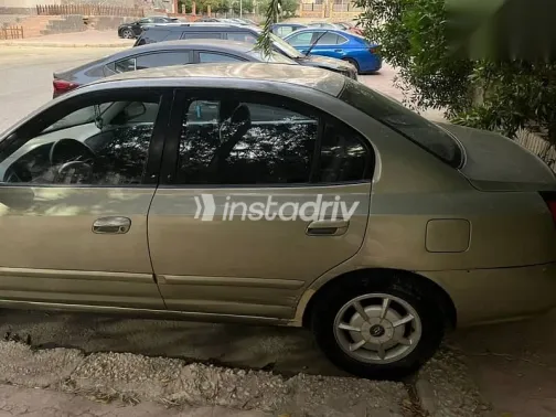 هيونداي افانتي 2000 ذهبي مستعملة للبيع - 4