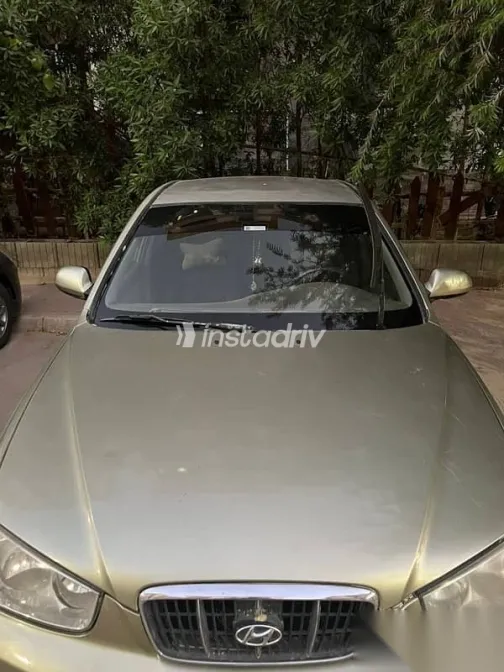Hyundai Avante 2000 Gold Used for Sale - 3