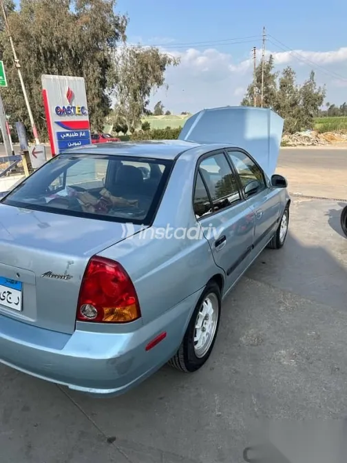 هيونداي فيرنا 2005 أزرق غامق مستعملة للبيع - 9