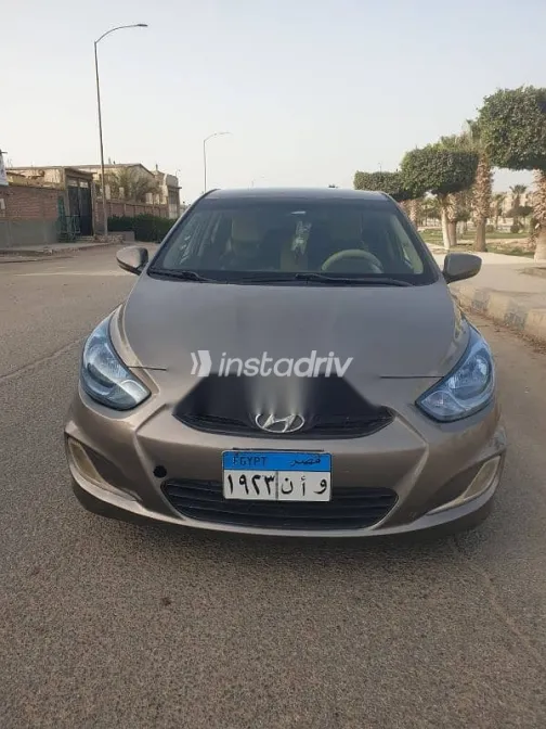 هيونداي اكسنت 2015 ذهبي مستعملة للبيع - 2