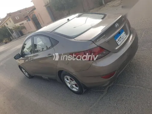 هيونداي اكسنت 2015 ذهبي مستعملة للبيع - 3