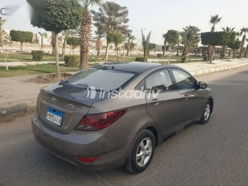 هيونداي اكسنت 2015 ذهبي مستعملة للبيع - 4