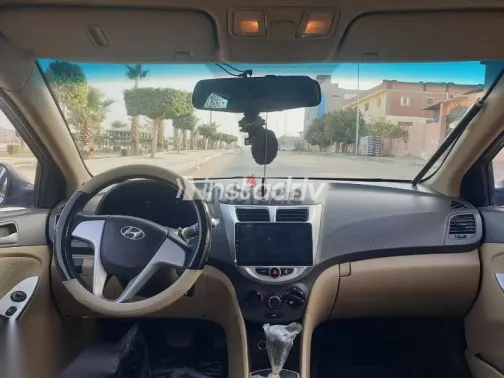 هيونداي اكسنت 2015 ذهبي مستعملة للبيع - 5