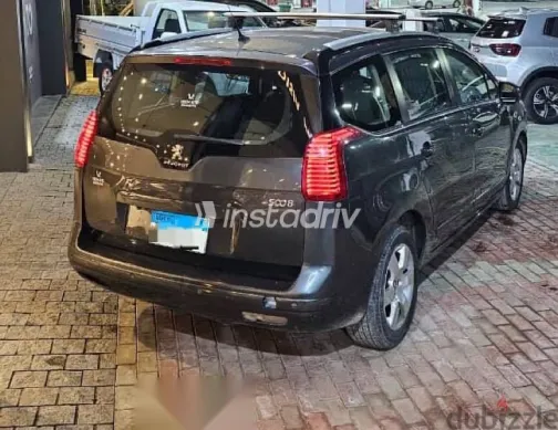 بيجو 5008 2017 رمادي مستعملة للبيع - 8