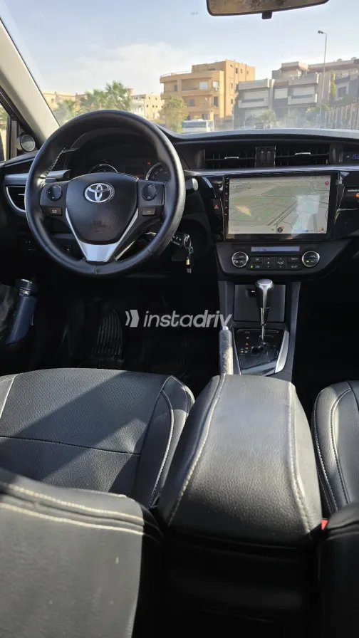 تويوتا كورولا 2015 أبيض مستعملة للبيع - 1