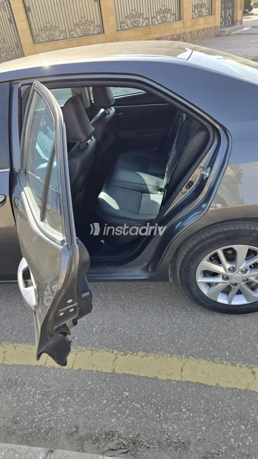 تويوتا كورولا 2015 أبيض مستعملة للبيع - 3