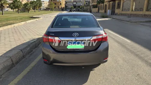 تويوتا كورولا 2015 أبيض مستعملة للبيع - 4