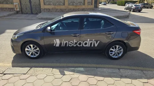 تويوتا كورولا 2015 أبيض مستعملة للبيع - 5