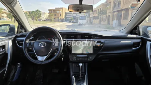 تويوتا كورولا 2015 أبيض مستعملة للبيع - 6