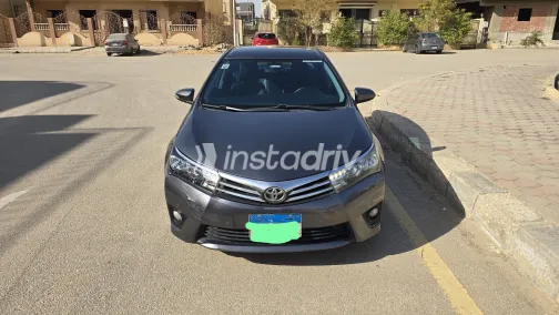 تويوتا كورولا 2015 أبيض مستعملة للبيع - 8