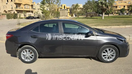 تويوتا كورولا 2015 أبيض مستعملة للبيع - 9