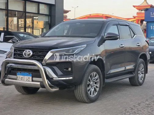 تويوتا فورتشنر 2022 أبيض مستعملة للبيع - 2