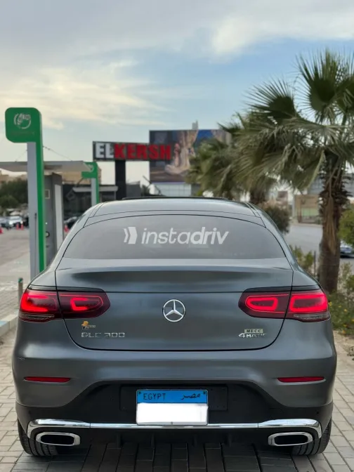 مرسيدس GLC 300 2022 أبيض مستعملة للبيع - 4