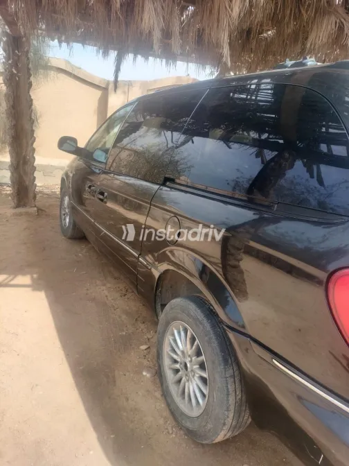 Chrysler Town & Country 2005 White Used for Sale - 1