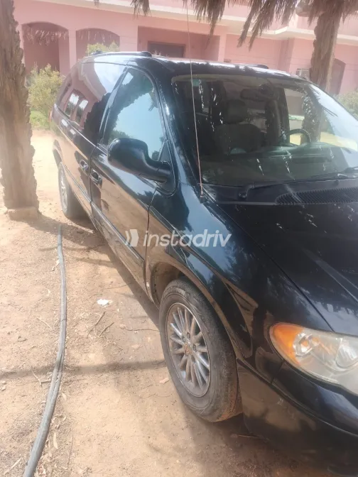 Chrysler Town & Country 2005 White Used for Sale - 2