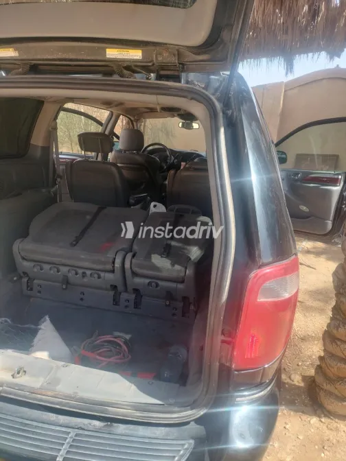 Chrysler Town & Country 2005 White Used for Sale - 3