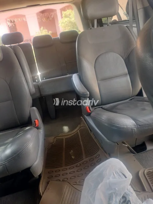 Chrysler Town & Country 2005 White Used for Sale - 4