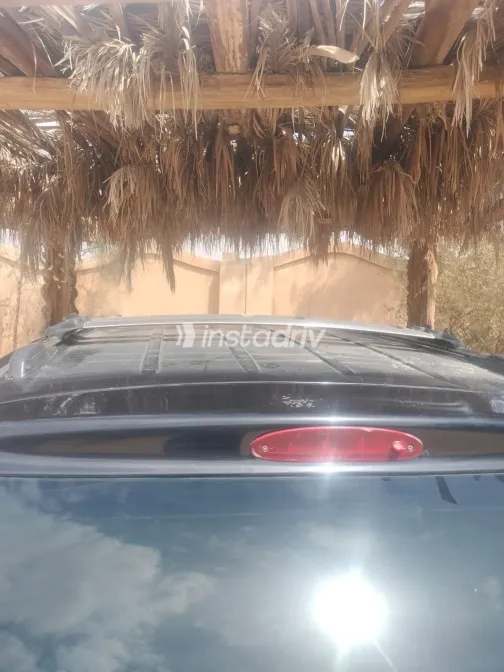 Chrysler Town & Country 2005 White Used for Sale - 6