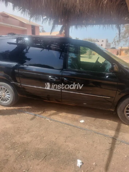 Chrysler Town & Country 2005 White Used for Sale - 7