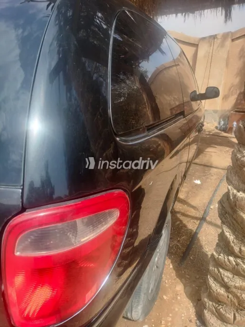 Chrysler Town & Country 2005 White Used for Sale - 8