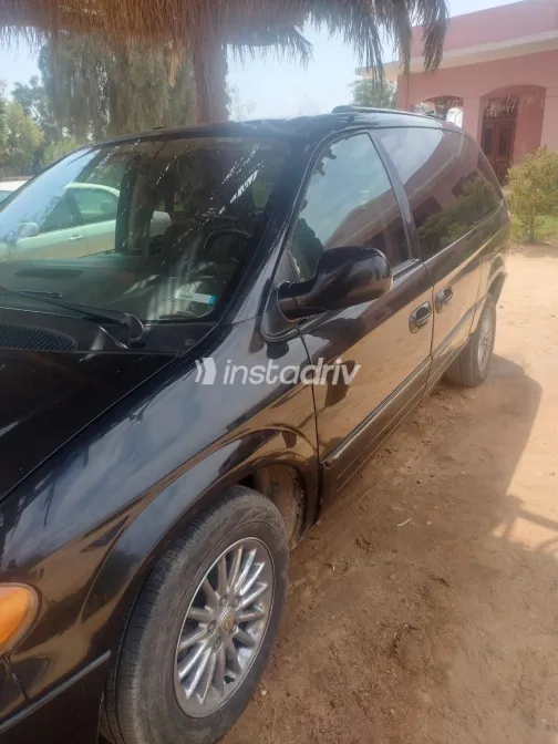 Chrysler Town & Country 2005 White Used for Sale - 9