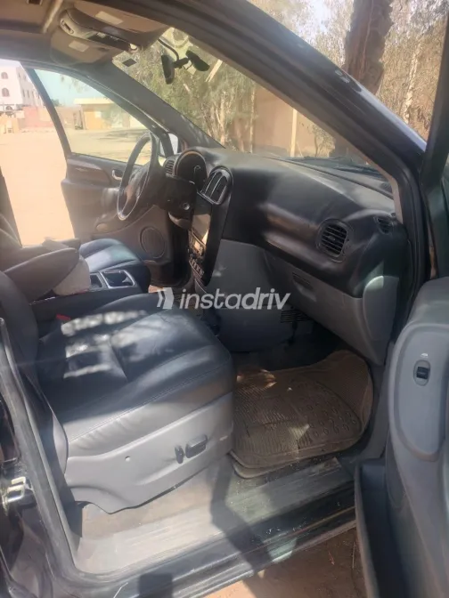 Chrysler Town & Country 2005 White Used for Sale - 10