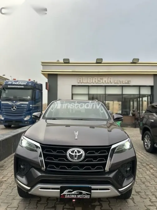 تويوتا فورتشنر 2022 بني مستعملة للبيع - 1
