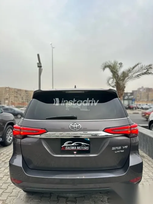 تويوتا فورتشنر 2022 بني مستعملة للبيع - 4