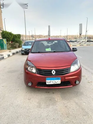 رينو سانديرو 2012 أحمر مستعملة للبيع