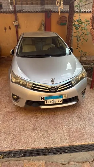 تويوتا كورولا 2015 فضي مستعملة للبيع