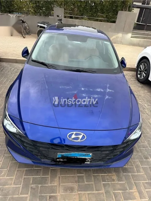 هيونداي إلنترا 2021 أزرق غامق مستعملة للبيع - 1