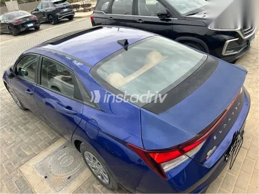 هيونداي إلنترا 2021 أزرق غامق مستعملة للبيع - 2
